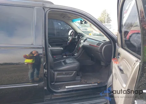 2013 Cadillac Escalade Esv Luxury z USA, uszkodzony, nr VIN 1GYS4HEF5DR116606